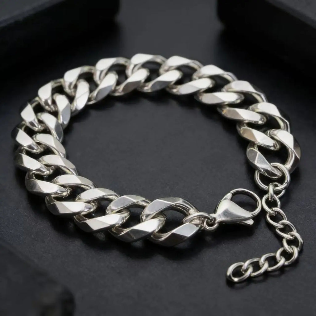 The District Cuban Bracelet in silver, clasp detail