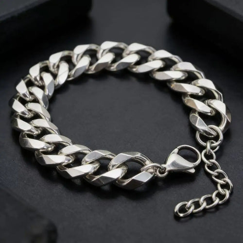 The District Cuban Bracelet in silver, clasp detail