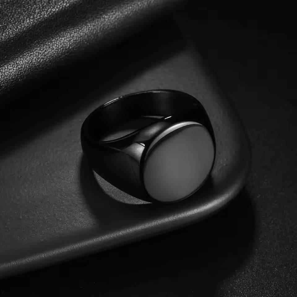 Minimal Signet Ring - detail